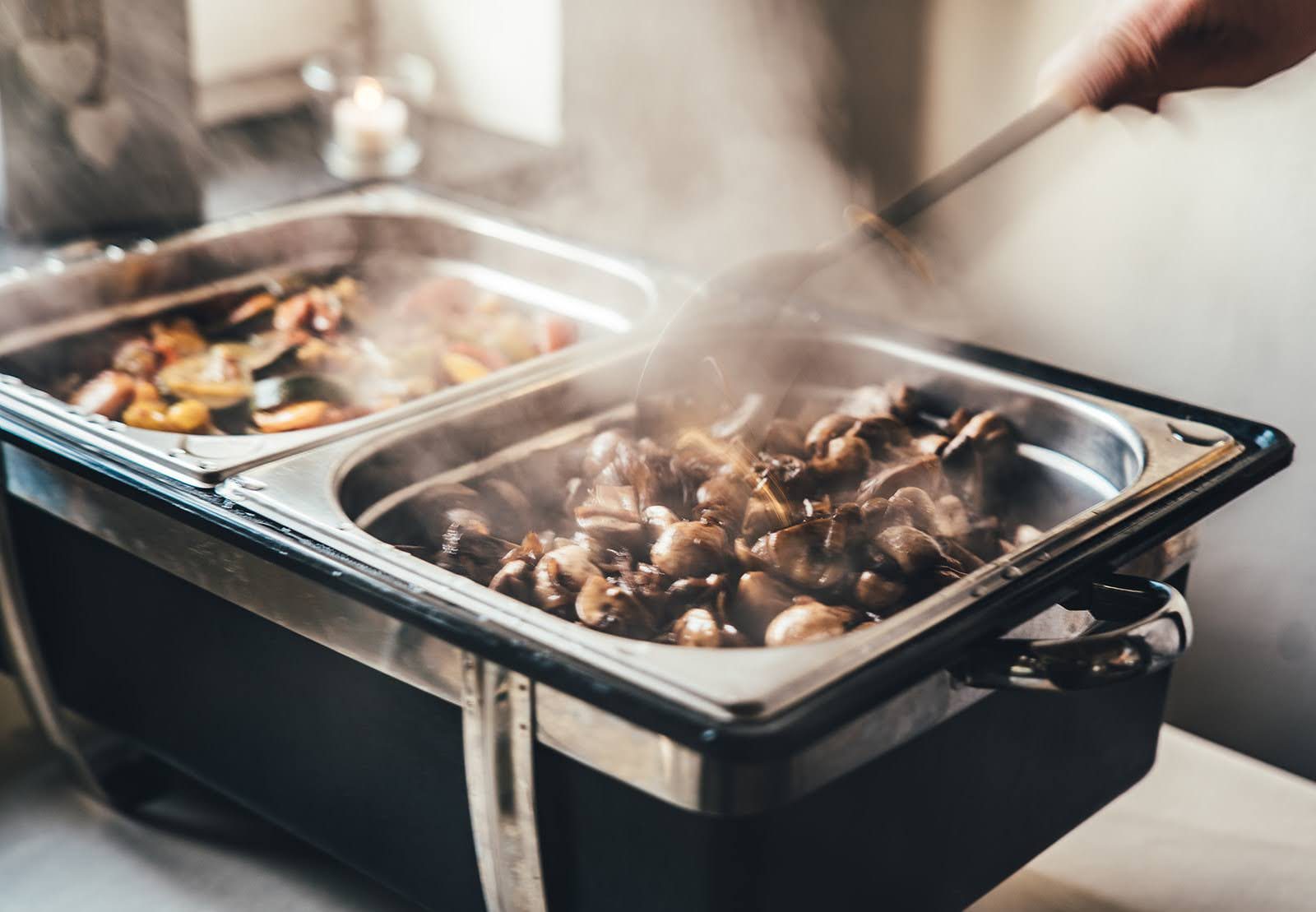 Warme Speisen vom Buffet