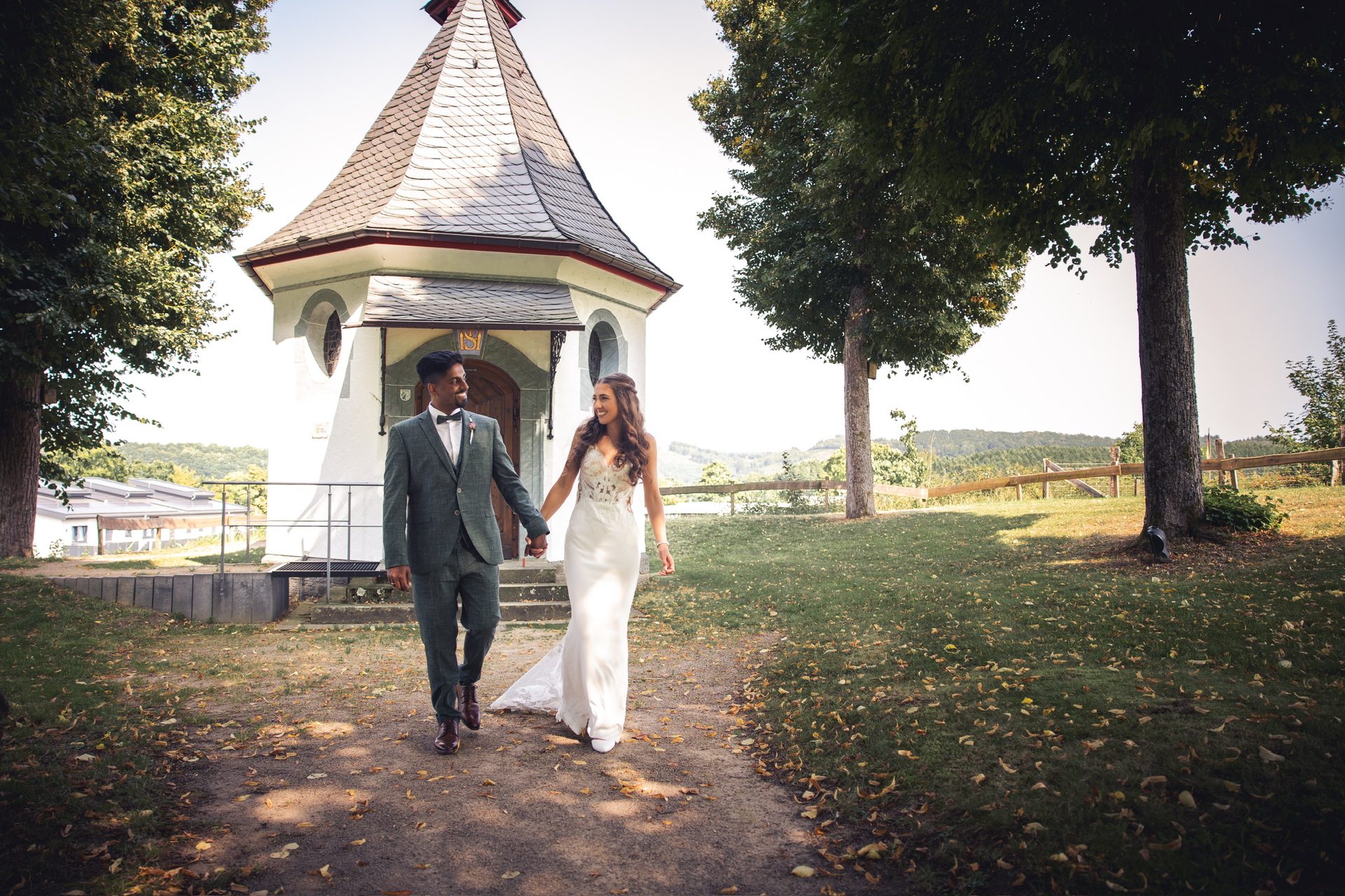 Brautpaar vor dem Fachwerkhaus